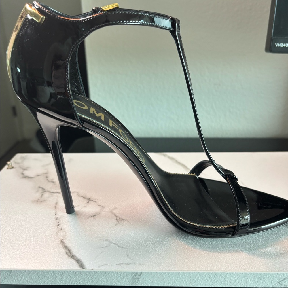 Tom Ford Iconic T-Strap Sandals • Black Patent Leather • NWT • EU 40
